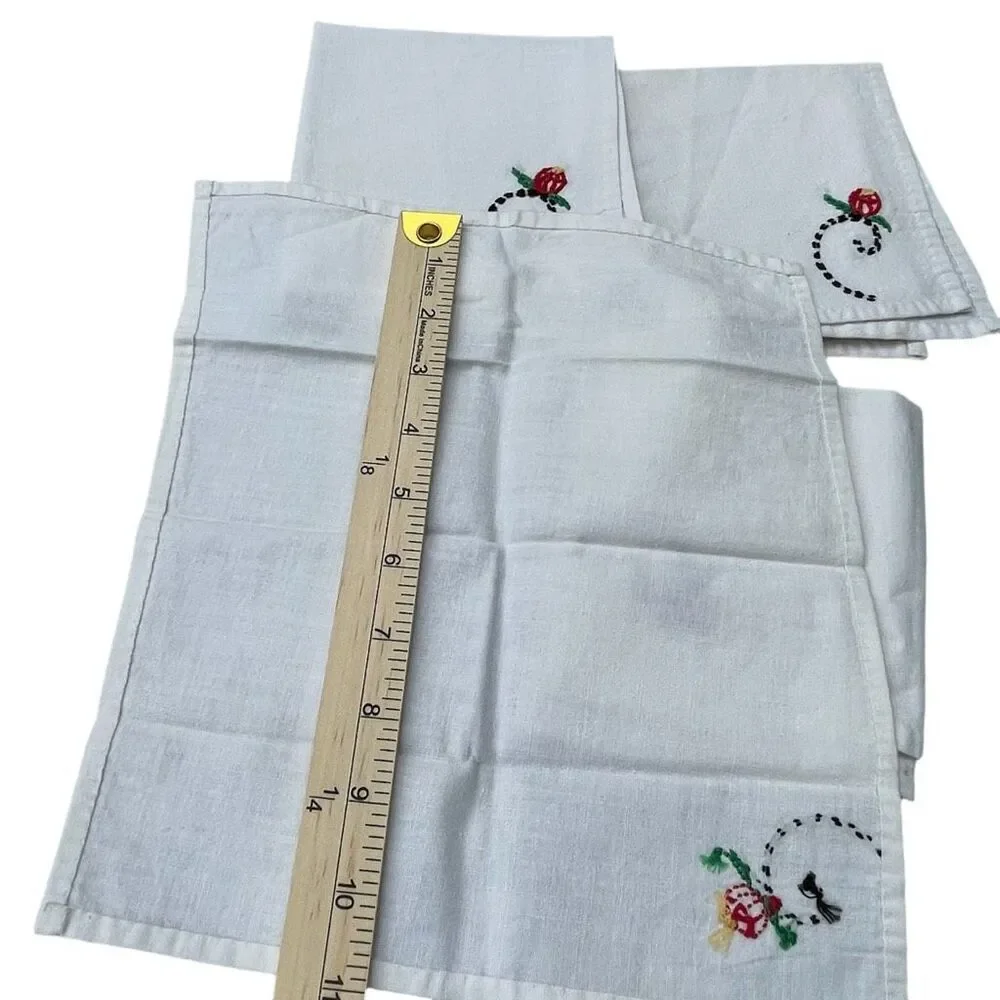 Vintage lot of 4 cotton napkins embroidered flowers